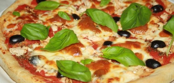 Пицца с курицей и маслинами