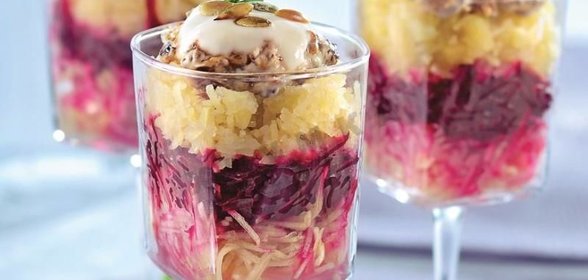 Свекольный салат с черносливом и заправкой из хрена