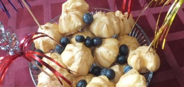 Профитроли с ягодами