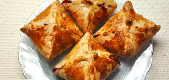 Конвертики из быстрого слоеного теста с ягодами