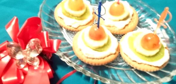 Творожные канапе на печенье с фруктами