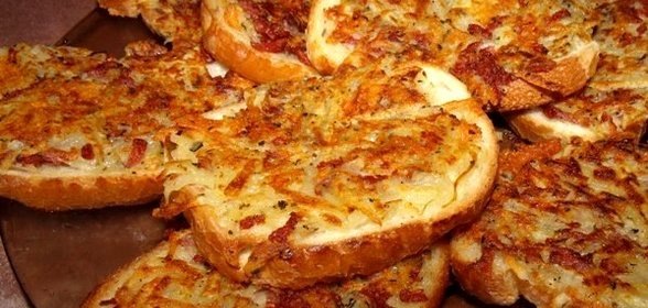 Бутерброды с колбасой на сковороде