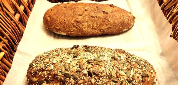 Хлеб из цельнозерновой муки с семенами и орехами