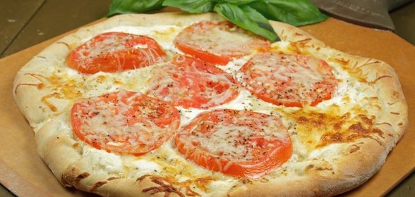 Пицца с помидорами
