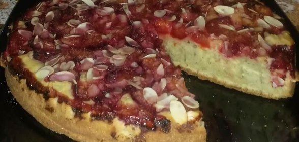 Пирог с алычой и миндальными лепестками