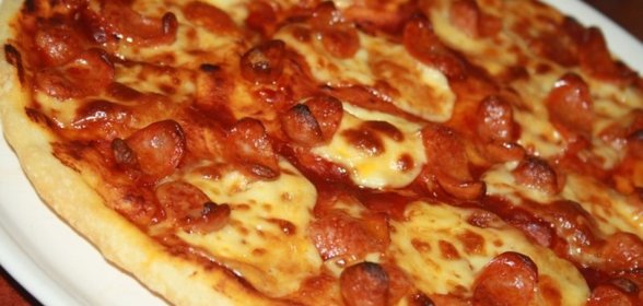 Пицца с моцареллой и острыми колбасками