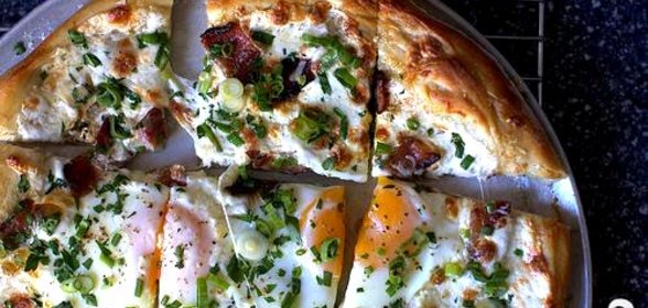 Пицца на завтрак с беконом, сыром и яйцами