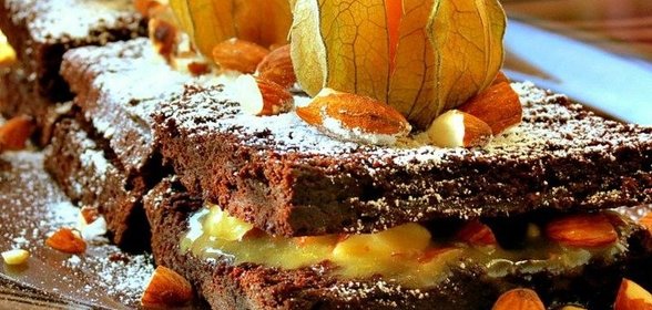 Брауни с миндалем и карамелью