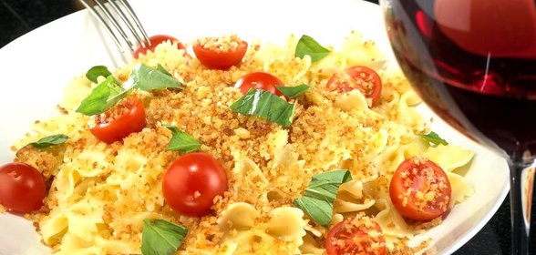 Фарфалле с хлебными крошками и чесноком