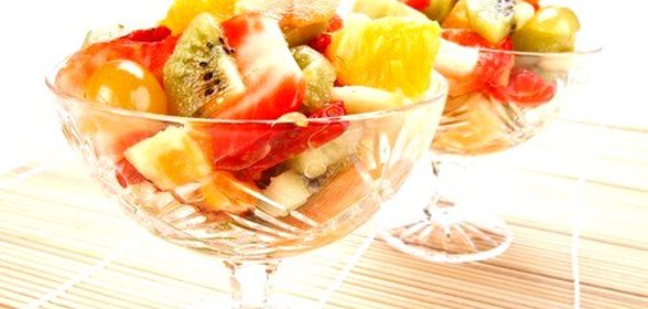 Ананасы с шампанским и смесью свежих фруктов