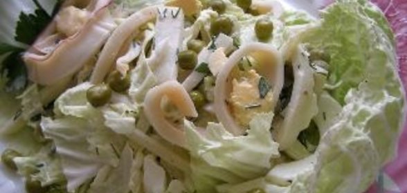 Салат с кальмарами и пекинской капустой Нежность