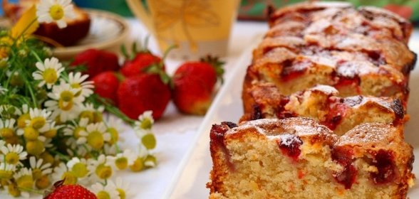 Кекс с клубникой и апельсиновой цедрой