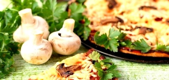Пицца с шампиньонами и салями на тыквенном тесте