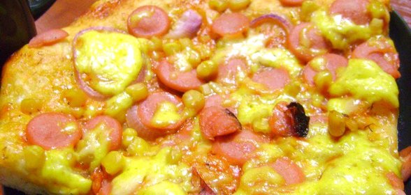 Пицца с сосисками и кукурузой