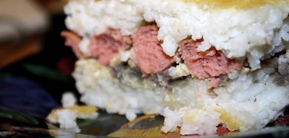 Воздушная рисовая запеканка с сосисками