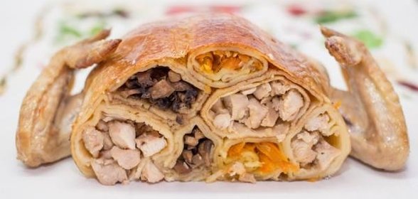 Курица фаршированная блинами