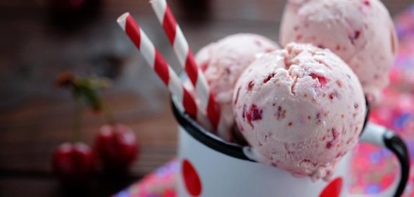 Домашнее мороженое Вишня в йогурте