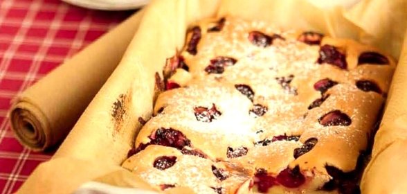 Шарлотка с вишней в мультиварке