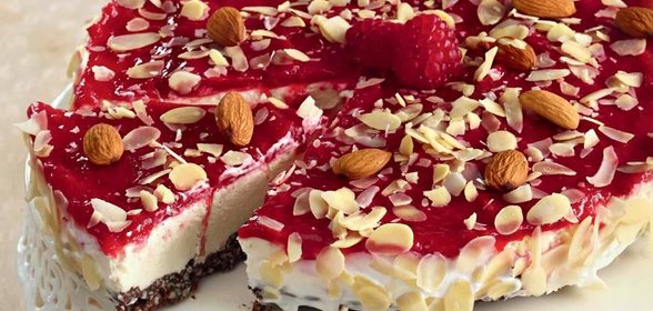 Миндальный торт с малиной