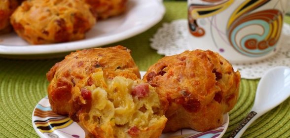 Закусочные маффины с колбасой и сыром
