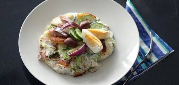 Теплый картофельный салат с сельдью