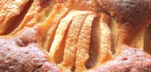 Пирог с курагой и яблоками