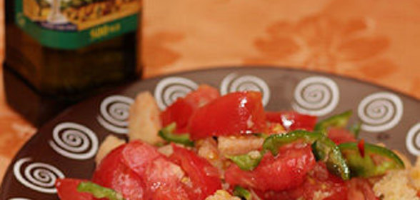 Салат с помидорами и хлебом