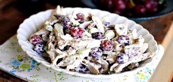 Салат с курицей и виноградом