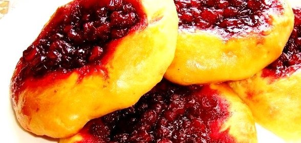 Ватрушки с брусникой