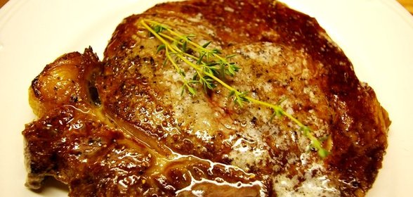 Стейк из свинины на сковороде