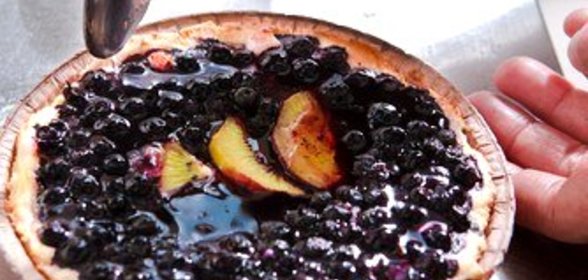 Открытый пирог с черникой и персиками