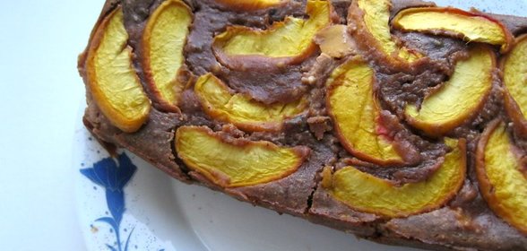 Творожный кекс с какао и персиками