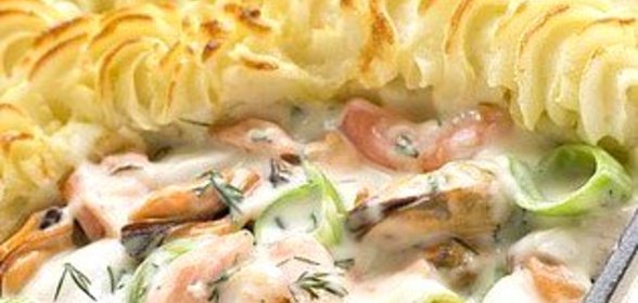 Рыбный пирог с креветками и картофельным пюре