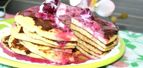 Панкейки из кукурузных хлопьев с вишневым соусом