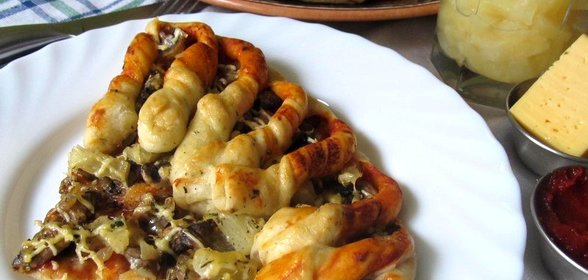 Пицца с грибами и ананасами