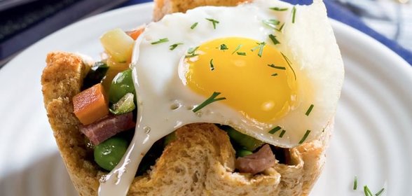Гнезда из хлеба с овощами и перепелиными яйцами