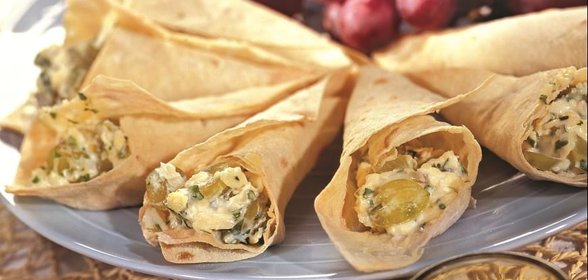Кулечки из лаваша с сыром и виноградом