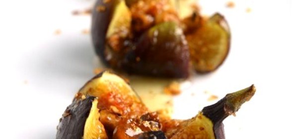 Жареный инжир с сыром горгонзола и медово-уксусным соусом