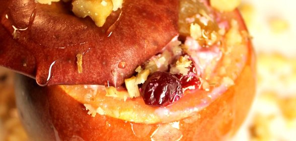 Яблоки, запеченные с творогом и брусникой