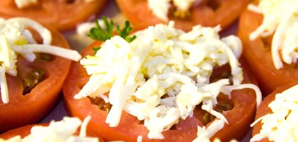 Помидоры с сыром и чесноком
