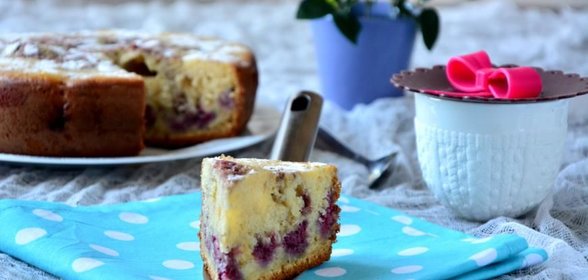 Шарлотка с малиной из мультиварки