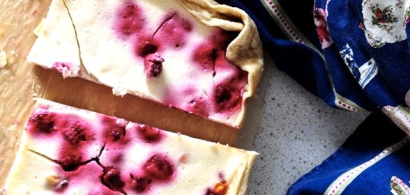 Сметанный пирог с ягодами