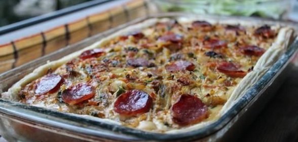 Пирог с сардельками