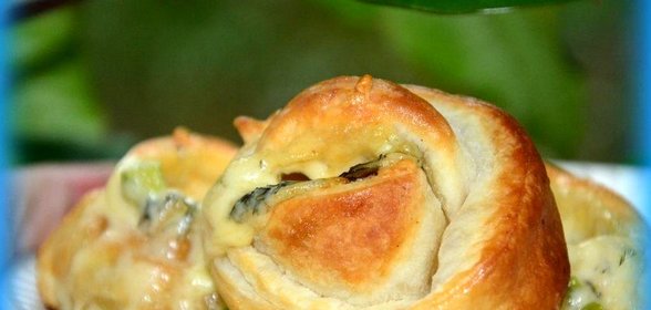 Сырные булочки с зеленью и помидором