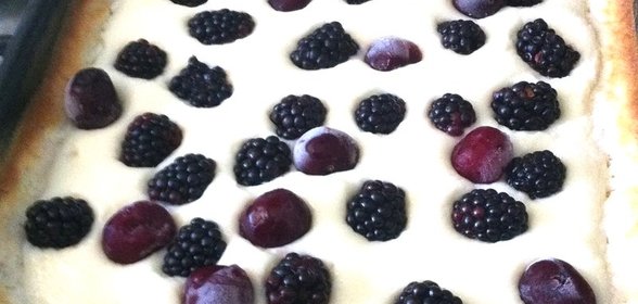 Песочный пирог с ягодами и творогом