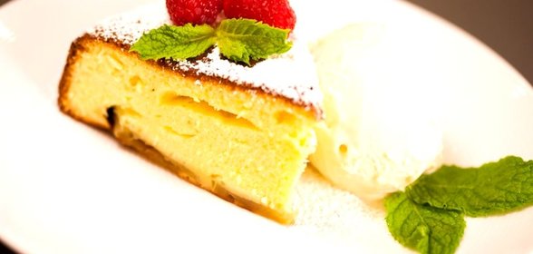 Шарлотка с яблоками и лимоном