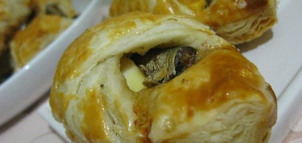 Конвертики из слоеного теста со шпротами