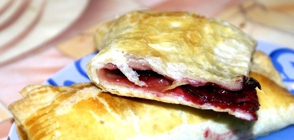 Слоеные пирожки с вишней