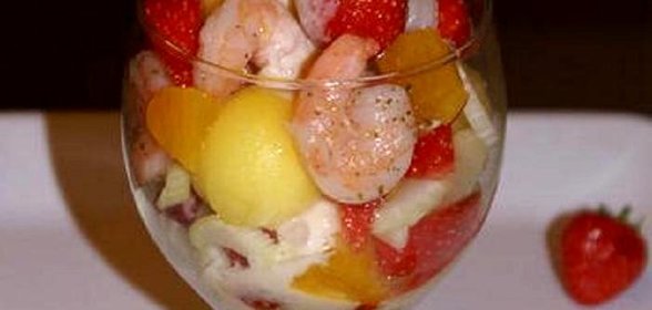 Салат-коктейль с креветками и фруктами