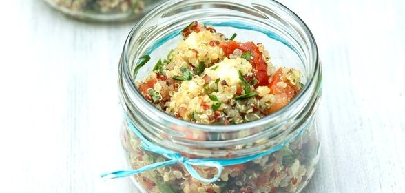 Салат из киноа, вяленых и свежих помидоров и сливочного сыра